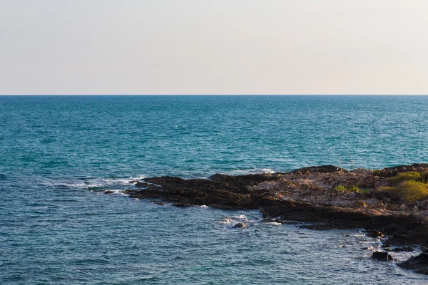 Скеля над морським пейзажем — стокове фото