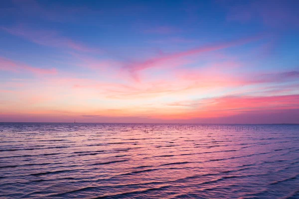 Schöner Himmel nach Sonnenuntergang über der Küste — Stockfoto