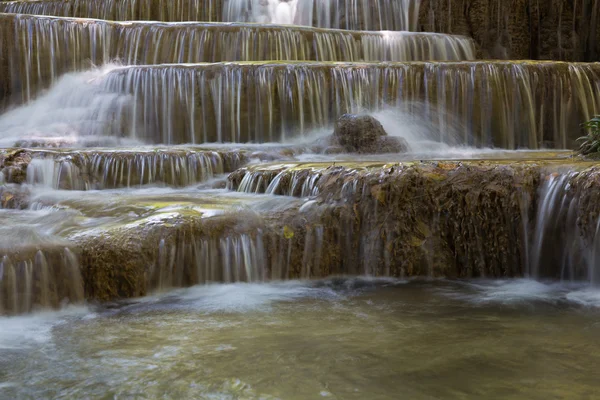 Close up, Cachoeira de várias camadas no parque nacional da floresta tropical — Fotografia de Stock