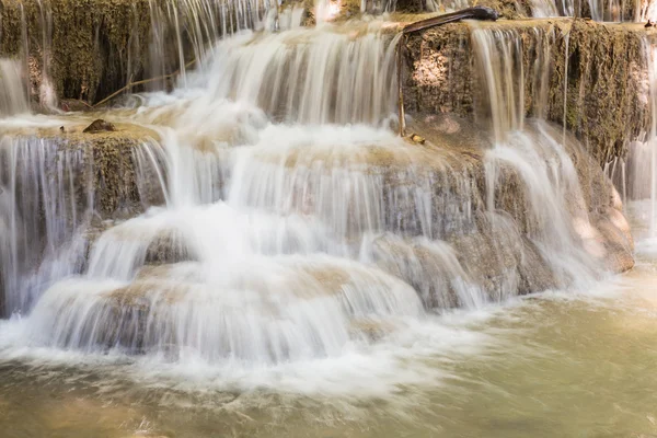 Flera lager vattenfall i tropisk regnskog national park — Stockfoto