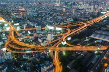 Havadan görünümü, karayolu gece görünümü deyimleri.