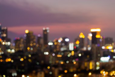 Bulanık ışıklar ofis binası ve kule ile gece gökyüzü arka plan