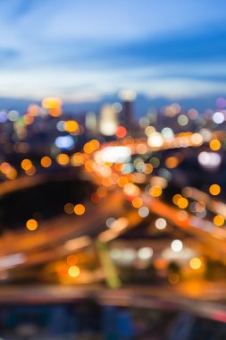 Bulanık bokeh ışıklar şehir şehir arka plan ve otoyol kavşağı manzarası