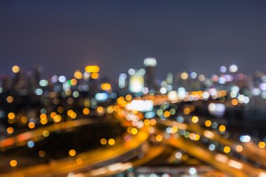 Gece ışıkları, şehir yol deyimleri ve ofis binası arka plan bulanık