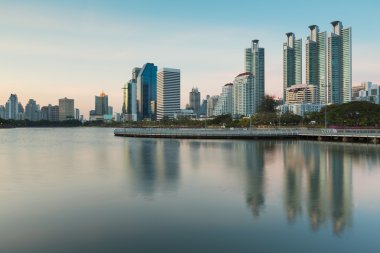 Alacakaranlık şehir ofis bina ve su yansıma genel Park