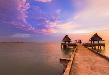 Deniz, doğal peyzaj arka plan önde gelen yolu üzerinde dramatik gökyüzü arka plan