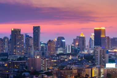 Dramatik bulut ve gökyüzü günbatımı, şehir ofis ışıkları görünümü hemen hemen sonra