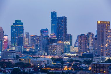 Şehir ve ofis ışıkları twilight