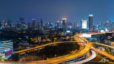 Otoyol kavşağı ile şehir şehir üzerinde alacakaranlık