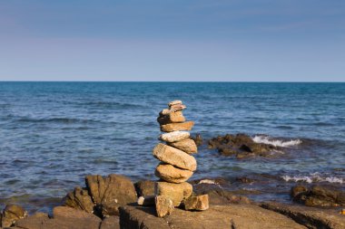 Kayalık plaj manzarası taşın yığını