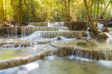 Derin orman birden çok katman şelale