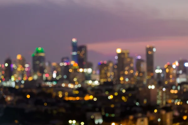 Vista nocturna de las luces borrosas del paisaje urbano durante el crepúsculo —  Fotos de Stock