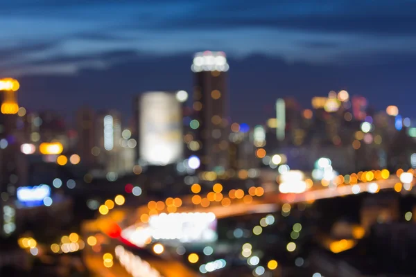 Luci sfocate città centro e autostrada al crepuscolo, sfondo astratto — Foto Stock