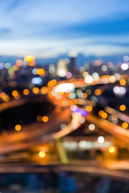 Bulanık ışıklar Kavşağı Üstgeçit karayolu ile mavi gökyüzü arka plan