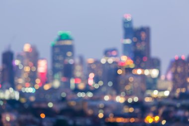 Gece, soyut bulanık ışıklar şehir ofis binası arka plan