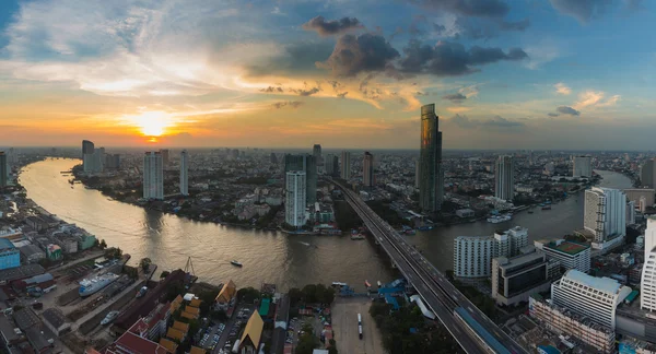Panorama, gün batımı arka plan ile kavisli havadan görünümü Bangkok Nehri