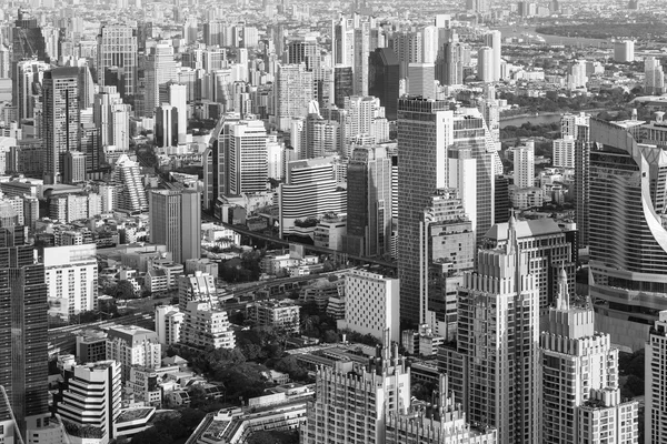 Edificio de oficinas del centro de la ciudad en blanco y negro, fondo de paisaje urbano —  Fotos de Stock