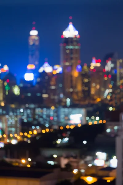 Rozmazané světla noční pohled město obchodní budovu v centru města s twilight sky vzdělání a zkušeností — Stock fotografie