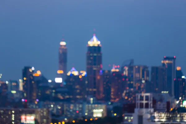 Résumé lumières floues arrière-plan de l'immeuble de bureaux de la ville, vue de nuit — Photo