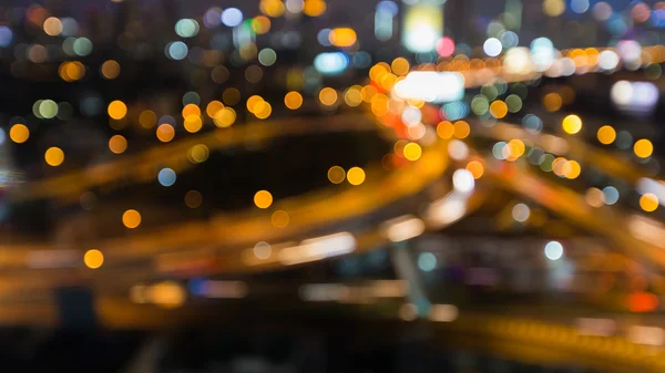 Letecký pohled na, rozmazané světla bokeh křižovatky dálnice, pozadí abstraktní města — Stock fotografie