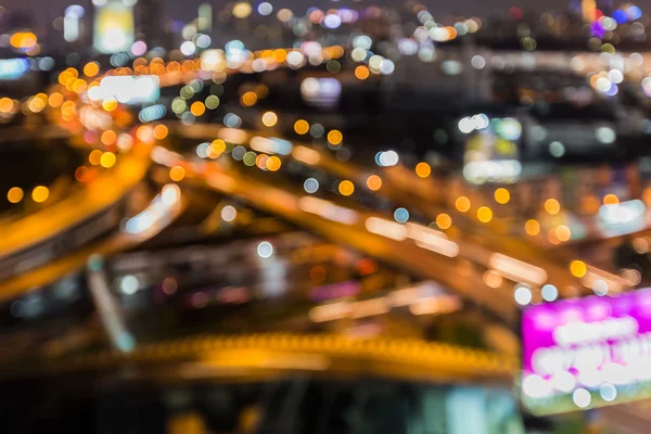 Размытые боке-огни Вид с высоты птичьего полета Вид на перекресток шоссе ночью, абстрактный фон — стоковое фото