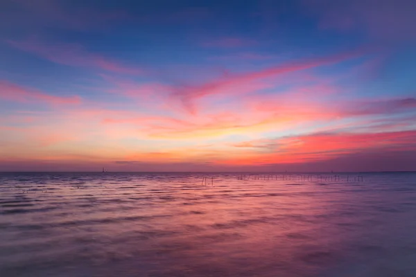 日落之后的海岸天际线戏剧性色彩云 — 图库照片