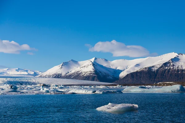 Iceberg sulla laguna del ghiacciaio di Jokulsarlon — Foto Stock
