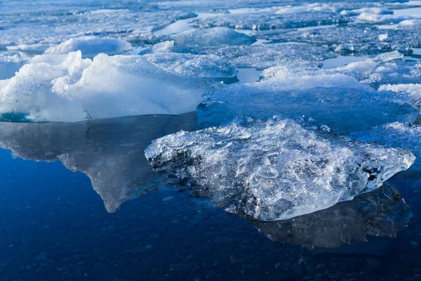 Gelo derretendo em um lago — Fotografia de Stock