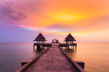 Gün batımından sonra dramatik gökyüzü arka plan ile okyanus tapınakta vazgeçmek lider yolu yürüyüş