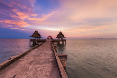 Güzel gökyüzü arka plan ile okyanus tapınakta güneş battıktan sonra terk