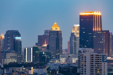 Şehir merkezinde bina şehir gece görünümü kapatın