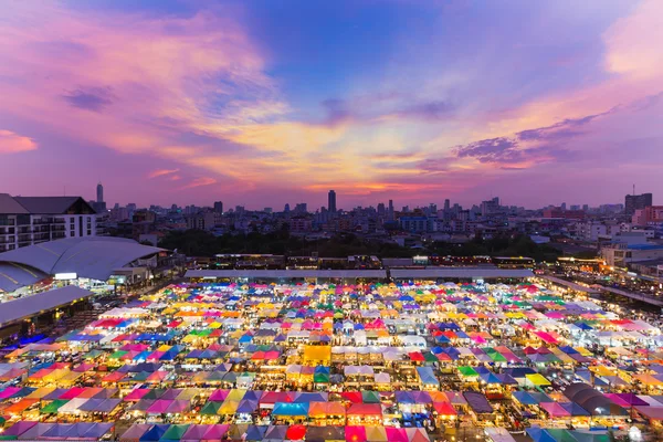 Вид с воздуха, многоцветный ночной рынок на крыше и центр города — стоковое фото