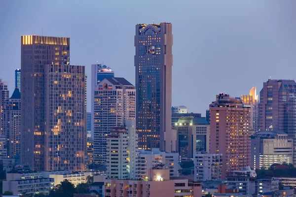 Будівля міського офісу та вежа з ясним блакитним небом у сутінках — стокове фото