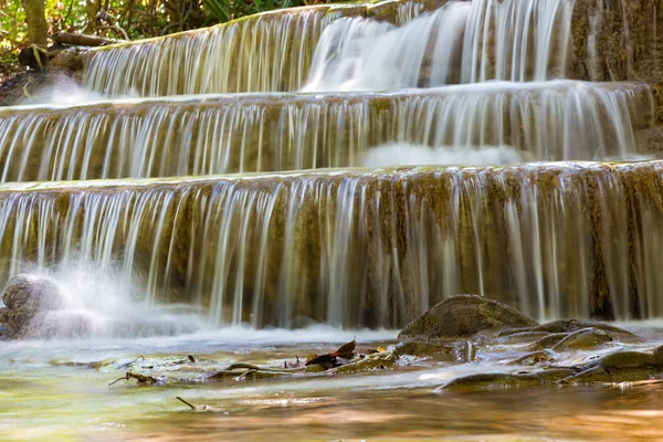 Close up deep blue stream várias camadas cachoeiras, paisagem natural fundo — Fotografia de Stock