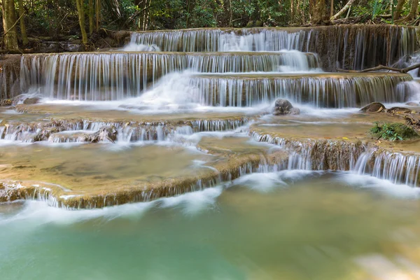 Cascade bleu profond dans la forêt tropicale en Thaïlande — Photo