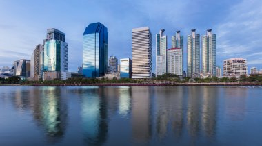 Ofis Binası su yansıması ile 