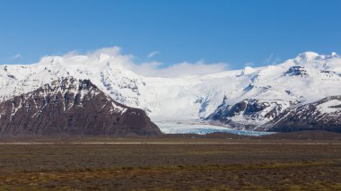 Kar kapak dağ ile açık mavi gökyüzü