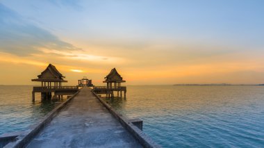 Geçiş sırasında günbatımı güzel gökyüzü arka plan ile okyanus tapınakta terk önde gelen yürüyüş