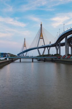 Çift asma köprü nehir kenarında 