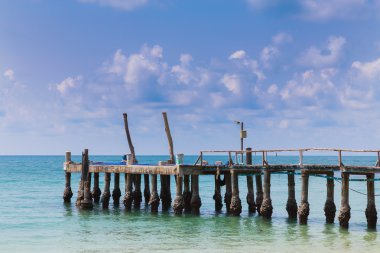 Plaj manzarası iskelede