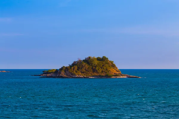 Маленький острів над морським краєвидом — стокове фото