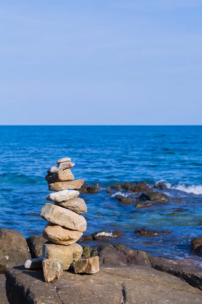用自然的蓝色海洋自然堆石子 — 图库照片