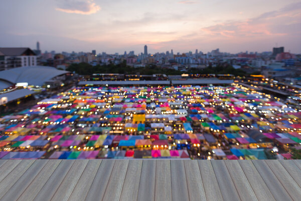 Открывая деревянный пол, ночью размытое боке фон
