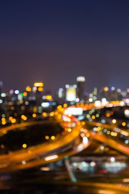 Bulanık ışıklar otoyol kavşağı ve şehir şehir soyut