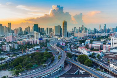 Şehir şehir merkezine otoyol kavşağı ile