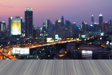 Ahşap zemin, bulanık bokeh ışıklar şehir şehir merkezinde açılış 