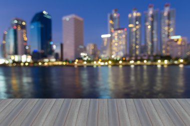 Ahşap zemin, soyut bulanık şehir ışıkları waterfront açma  