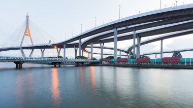 Asma köprü bağlantısı üzerinden günbatımı