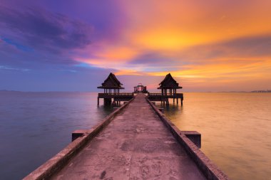 Okyanusun dramatik gökyüzü ile giden yolu yürüyüş 