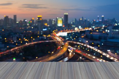 Ahşap zemin, soyut bulanık bokeh ışıklar şehir ve otoyol açma 